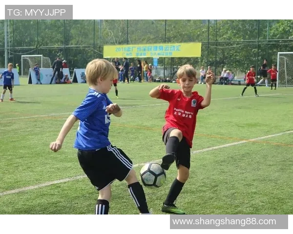 以足球球星为主题打造充满运动激情与偶像魅力的创意文具袋