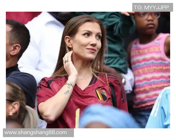 足球明星女友惊艳亮相 性感身材曲线引发热议